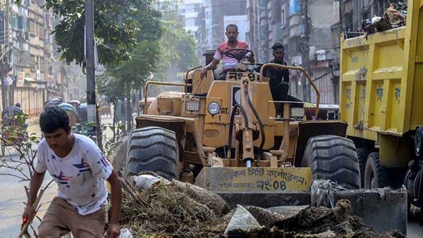 ঢাকায় পশু কোরবানির পর চলছে বর্জ্য অপসারণ