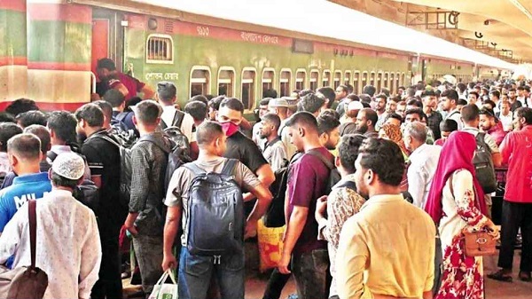 ঈদযাত্রায় কমলাপুরে ঘরমুখো মানুষের ঢল, ট্রেনে বাড়ি ফিরছেন নগরবাসী
