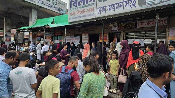 ঈদযাত্রায় মহাখালী বাস টার্মিনালে যাত্রীদের ভিড়