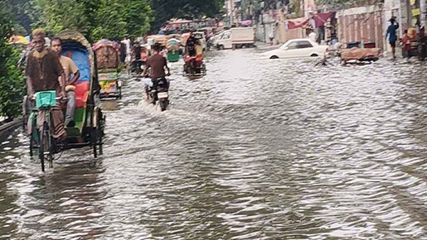 একবেলার বৃষ্টিতেই ‘পানির নিচে’ নিউমার্কেট, ব্যবসাতে ভাটা