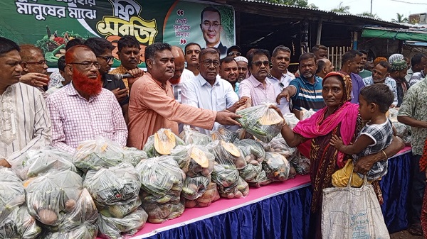 সাতক্ষীরায় ৩ শতাধিক দুস্থ ও অসহায় মানুষের মাঝে বিনামূল্যে সবজি বিতরণ