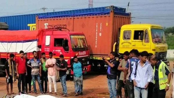 দাঁড়িয়ে থাকা বাসে মোটরসাইকেলের ধাক্কা, নিহত ২