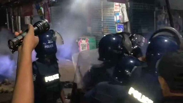 চালক-যাত্রীদের মধ্যে সংঘর্ষে ককটেল বিস্ফোরণ