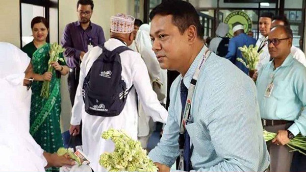 চট্টগ্রামে ফিরল হজযাত্রীদের প্রথম ফ্লাইট