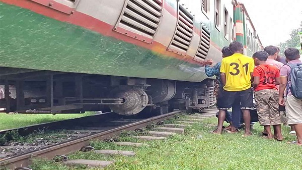 ট্রেনের চাকা লাইনচ্যুত, ময়মনসিংহ-জামালপুর রেল চলাচল বন্ধ