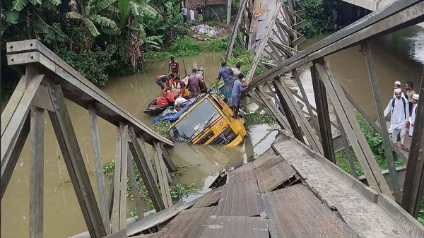 ঢাকা-পাথরঘাটা সড়কে যান চলাচল বন্ধ