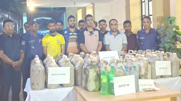 মাদারগঞ্জে পুলিশের জালে মাদক ব্যবসায়ীসহ ৪১০ লিটার চোলাই মদ তৈরির  উপকরণ উদ্ধার