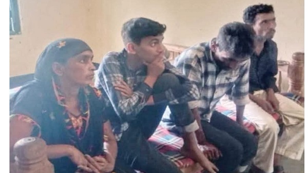 দিনাজপুর সীমান্তে ৪ বাংলাদেশী আটক