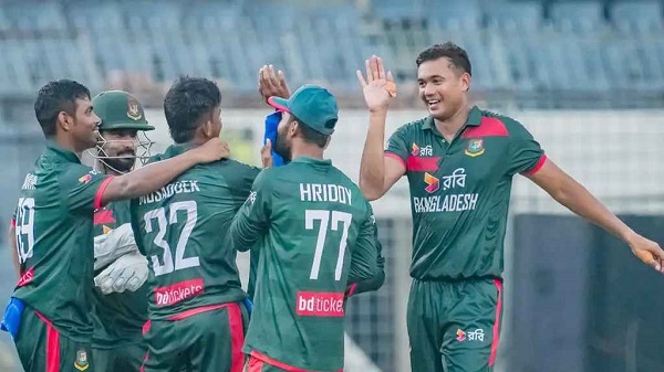 ০ রানেই ৩ উইকেট নেই অস্ট্রেলিয়ার