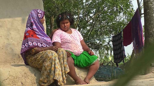 ১২ বছরেই ওজন ৮০ কেজি, দিনে ৪০ লিটার পানি পানে করে সোহাগী!