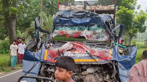 দাঁড়িয়ে থাকা ট্রাকে পিকআপের ধাক্কা, নিহত ৪ 