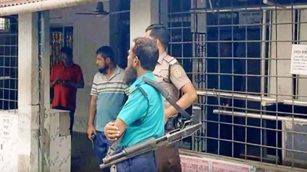 ফজরের নামাজ চলাকালে মসজিদে ঢুকে গুলি, আহত ২