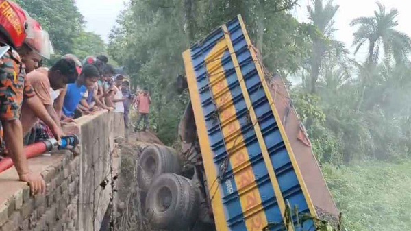 কুষ্টিয়ায় ট্রাক উল্টে নিহত ২