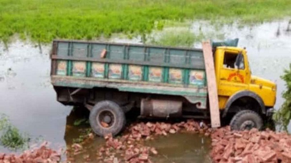 ট্রাক উল্টে খালে পড়ে দুই কিশোর নিহত