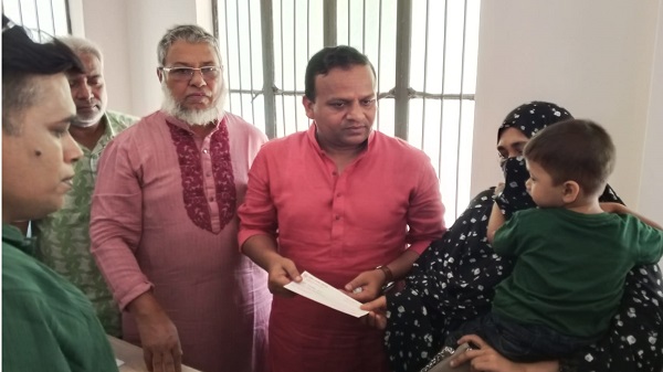 লঞ্চ দুর্ঘটনায় নিহত সোহেলের পরিবারকে আর্থিক সহায়তার চেক প্রদান করলেন নৌ প্রতিমন্ত্রী রাজিব আহসান