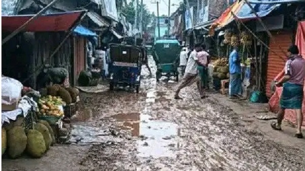 বৃষ্টিতে কাদায় পরিণত মিয়ার বাজার কাঁচাবাজার সড়ক, চরম দুর্ভোগে এলাকাবাসী