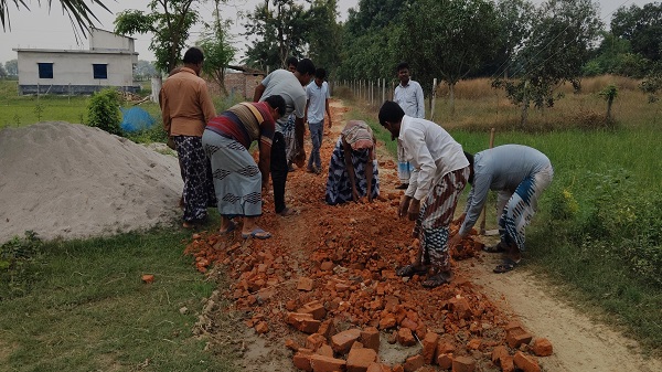 নাচোলে চলাচলে অযোগ্য রাস্তা নিজ উদ্যোগে মেরামতে নেমেছে গ্রামবাসী