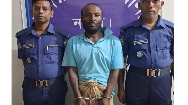 নওগাঁয় হাসুয়াসহ চিহ্নিত ছিনতাইকারী গ্রেফতার, দ্রুত বিচার আইনে মামলা
