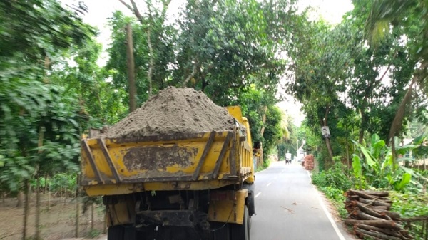 শিবচরে অবৈধ ডাম্প ট্রাকের দৌরাত্ম্য, দুর্ভোগে সাধারণ মানুষ