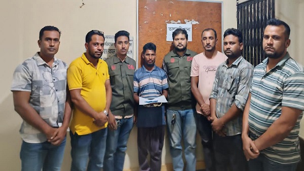 তালতলীতে ডিবি পুলিশের অভিযানে ৩০৩ পিস ইয়াবাসহ ১ জন আটক