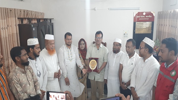 সাতক্ষীরায় নবনিযুক্ত জেলা পরিষদ প্রশাসক হাবিবুল ইসলাম কে ফুল ও ক্রেস্ট দিয়ে শুভেচ্ছা