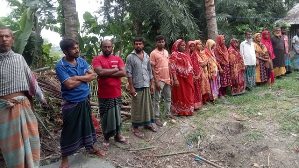 খাস জমি দখলের অপচেষ্টার অভিযোগে শ্রীউলায় মানববন্ধন