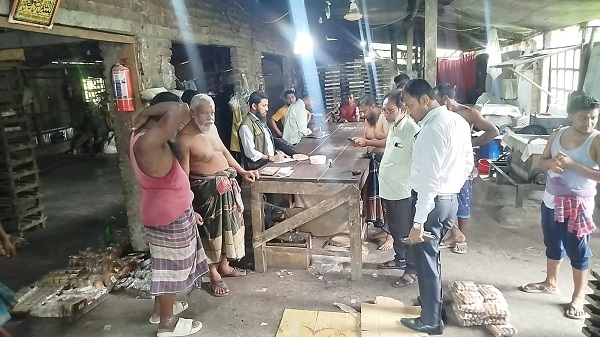 সাতক্ষীরার তালতলায় অস্বাস্থ্যকর বেকারিতে অভিযান, ৫ হাজার টাকা জরিমানা