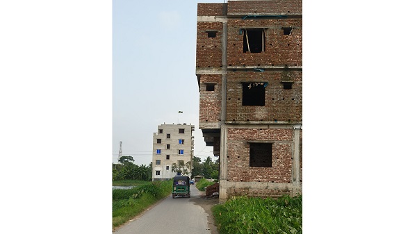 মুরাদনগরে সরকারি সড়কের ওপর ভবন সম্প্রসারণের অভিযোগ, তদন্তের আশ্বাস প্রশাসনের