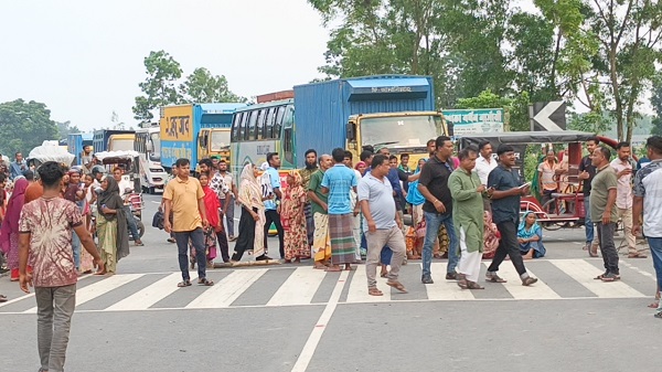 লালমনিরহাটে সড়ক দুর্ঘটনায় অটোরিকশাচালক নিহত: রাস্তা অবরোধ ও উত্তেজনা