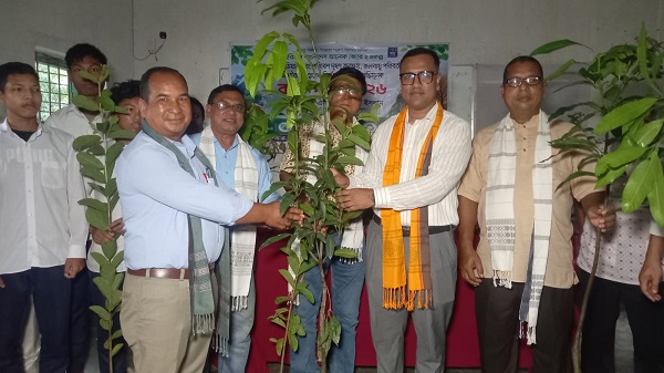 কলমাকান্দায় দেশীয় চারা বিতরণ ও বৃক্ষরোপণ কর্মসূচি অনুষ্ঠিত