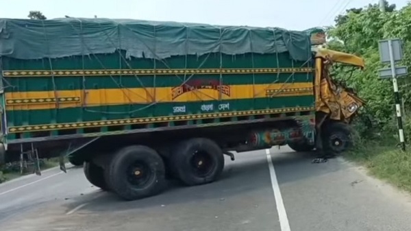 মিরপুরে দুই ট্রাকের সংঘর্ষে চালক নিহত, আহত ৩
