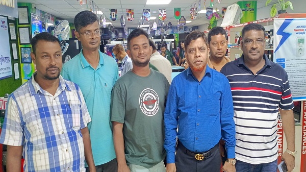 আশুলিয়ায় মৃত কিস্তি ক্রেতার পরিবারের পাশে ওয়ালটন—স্ত্রীর হাতে আর্থিক সহায়তার চেক হস্তান্তর