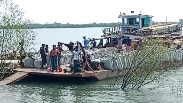 শ্যামনগরে বেড়িবাঁধ রক্ষার কাজে অবৈধ বালু উত্তোলনের অভিযোগ