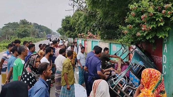 পিঁপড়ার ডিম সংগ্রহ করতে যাওয়ার পথে প্রাণ গেল দুজনের