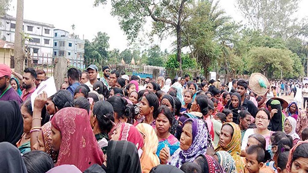 প্রধানমন্ত্রীকে একনজর দেখতে চা শ্রমিকদের ঢল, কানায় কানায় পূর্ণ মাঠ