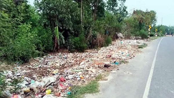 মিরপুরে হাইওয়ের পাশে ময়লার ভাগাড়: জনস্বাস্থ্য ও সড়ক নিরাপত্তা বিপদে