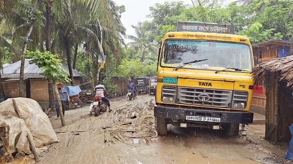 দশানী-রামপাল-মোংলা সড়কে চরম দুর্ভোগ, সংস্কারের অপেক্ষায় লাখো মানুষ