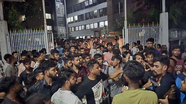 লাশ নিয়ে থানা ঘেরাও, পুলিশ কর্মকর্তা ক্লোজড