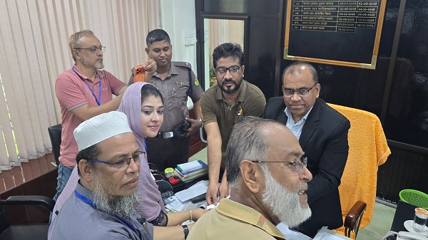 ব্যাংকের আমানত সুরক্ষার দাবিতে চট্টগ্রামে গ্রাহকদের বিক্ষোভ ও স্মারকলিপি প্রদান