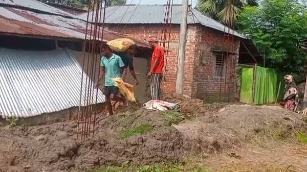 আদমদীঘিতে আদালতের নিষেধাজ্ঞা অমান্য করে নির্মাণের অভিযোগ, পুলিশের হস্তক্ষেপে কাজ বন্ধ