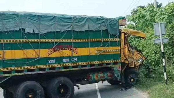 দুই ট্রাকের মুখোমুখি সংঘর্ষে নিহত ১, আহত ৩