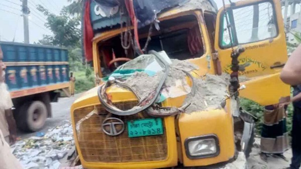দুই ট্রাকের মুখোমুখি সংঘর্ষে নিহত ১