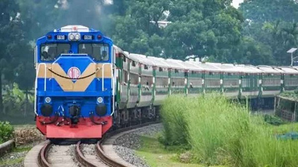 চলন্ত ট্রেনে আবারও পাথর নিক্ষেপ, গুরুতর আহত যাত্রী