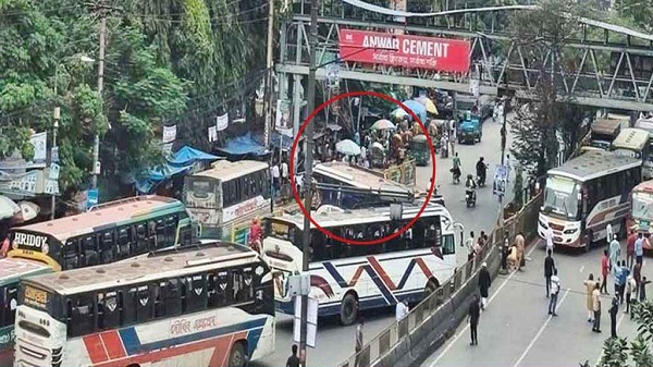 ঢাকায় সড়ক বিভাজকে ধাক্কা খেয়ে উল্টে গেল যাত্রীবাহী বাস