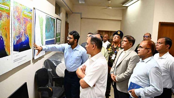 মহাকাশ গবেষণা প্রতিষ্ঠান ‘স্পারসো’ আকস্মিক পরিদর্শনে প্রধানমন্ত্রী