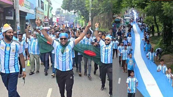 ৩৩০০ ফুটের পতাকা নিয়ে আর্জেন্টিনা সমর্থকদের উল্লাস