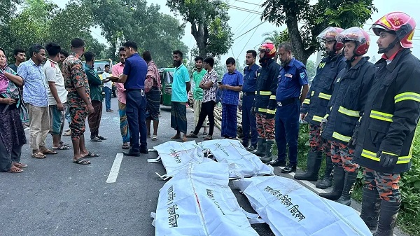 টাঙ্গাইলে পিকআপ ট্রাকের ধাক্কায় চারজন নিহত, একজন আহত