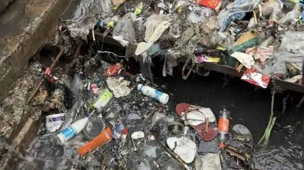 ঢাকনাবিহীন ম্যানহোলে পড়ে আবারও প্রাণ গেল নারীর