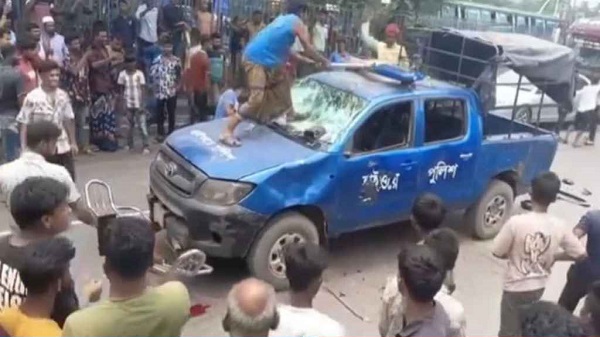 কুমিল্লায় হাইওয়ে পুলিশের গাড়িতে হামলা