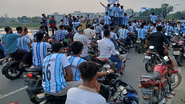 মাদারগঞ্জে বিশ্বকাপ উপলক্ষে আর্জেন্টিনা সমর্থকদের মোটরসাইকেল শোভাযাত্রা